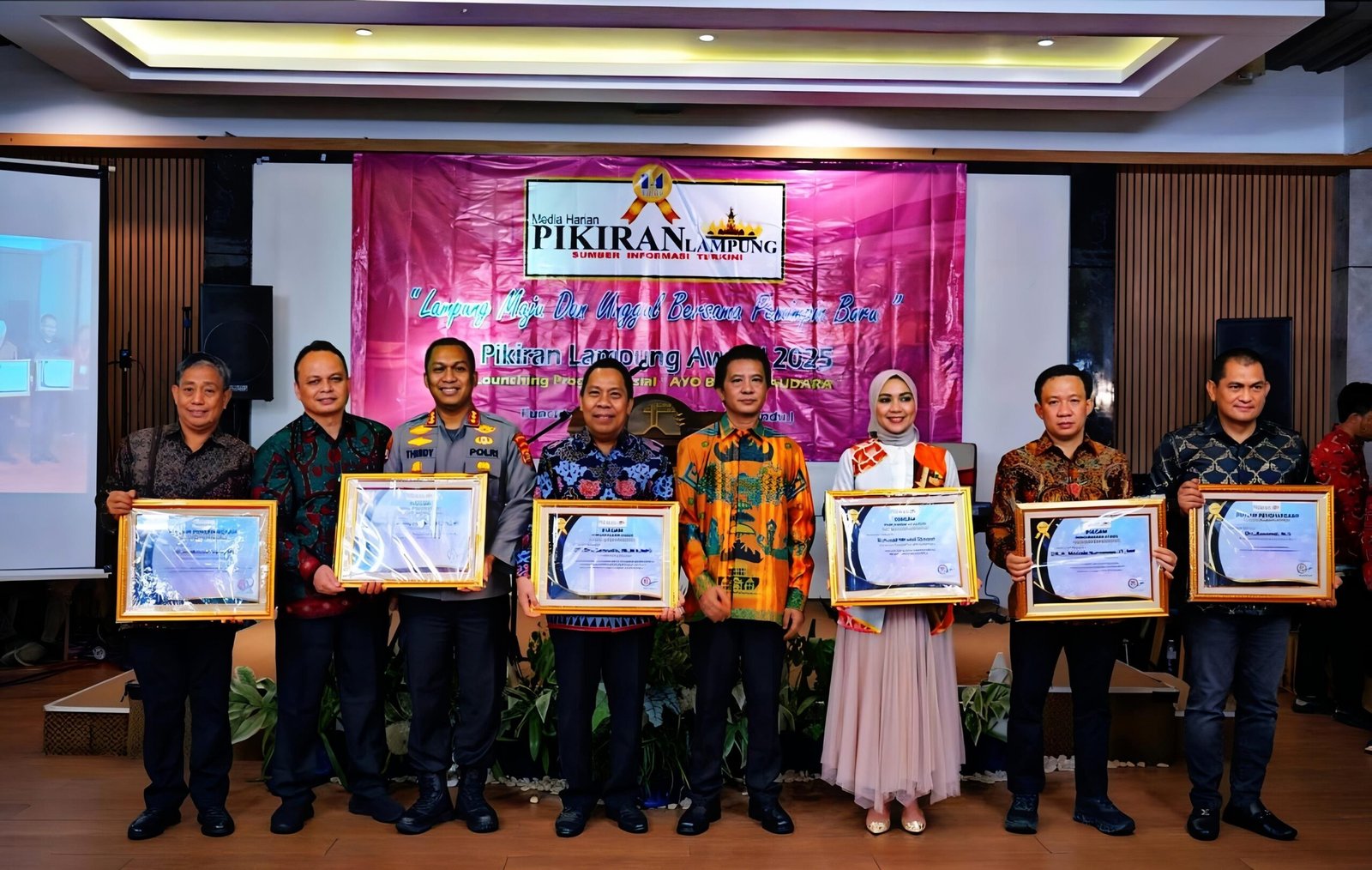 PJ. Bupati Marindo Kurniawan Meraih Penghargaan Sebagai Kepala Tokoh Daerah Penggerak Ekonomi Rakyat 1 acara dOq8eozNPQFP8MBy 2 scaled