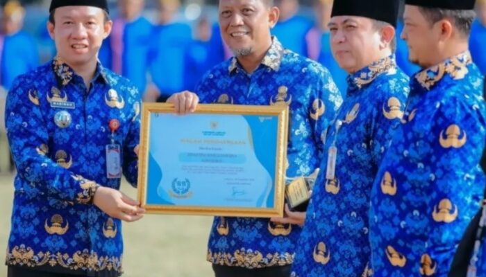 Dorong Kinerja Berorientasi Hasil, Sekdaprov Marindo Serahkan SAKIP Award 2025