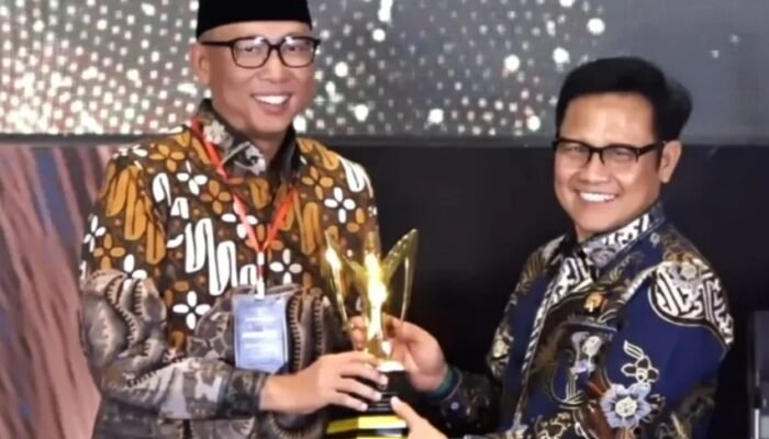 Gubernur Rahmat Mirzani Djausal Terima Langsung Penghargaan Mandaya Awards 2025