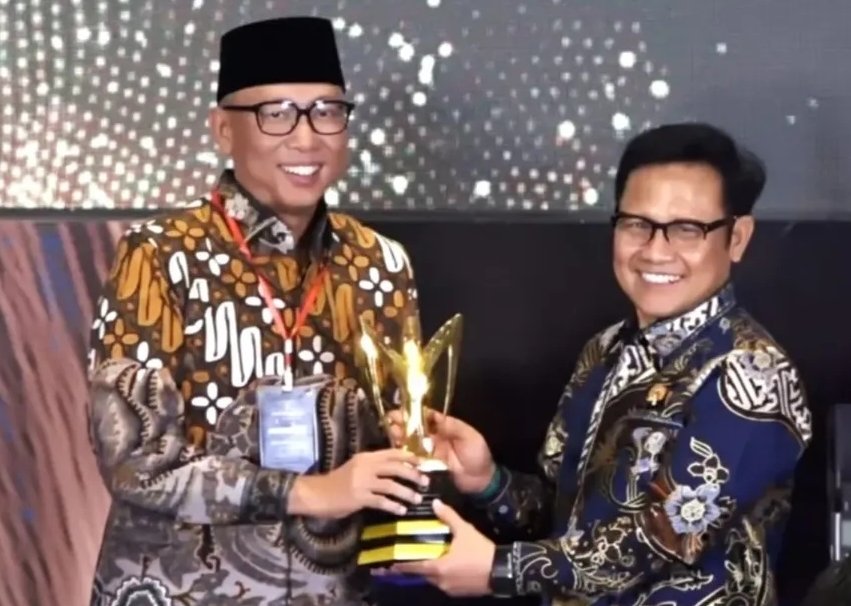 Gubernur Rahmat Mirzani Djausal Terima Langsung Penghargaan Mandaya Awards 2025