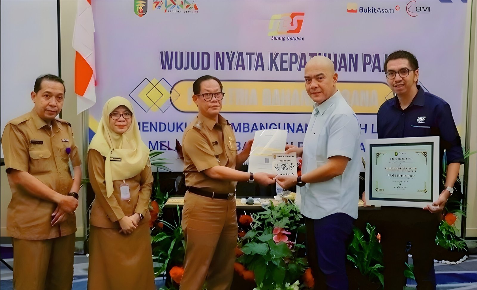 Wujud Kemitraan Strategis: Kepala Bapenda Lampung, Slamet Riadi, Terima Simbolis Kepatuhan Pajak Alat Berat dari PT Satria Bahana Sarana