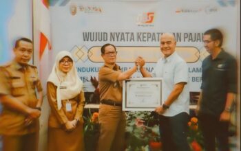 Wujud Kemitraan Strategis: Kepala Bapenda Lampung, Slamet Riadi, Terima Simbolis Kepatuhan Pajak Alat Berat dari PT Satria Bahana Sarana