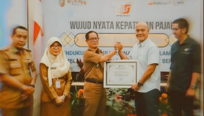 Wujud Kemitraan Strategis: Kepala Bapenda Lampung, Slamet Riadi, Terima Simbolis Kepatuhan Pajak Alat Berat dari PT Satria Bahana Sarana