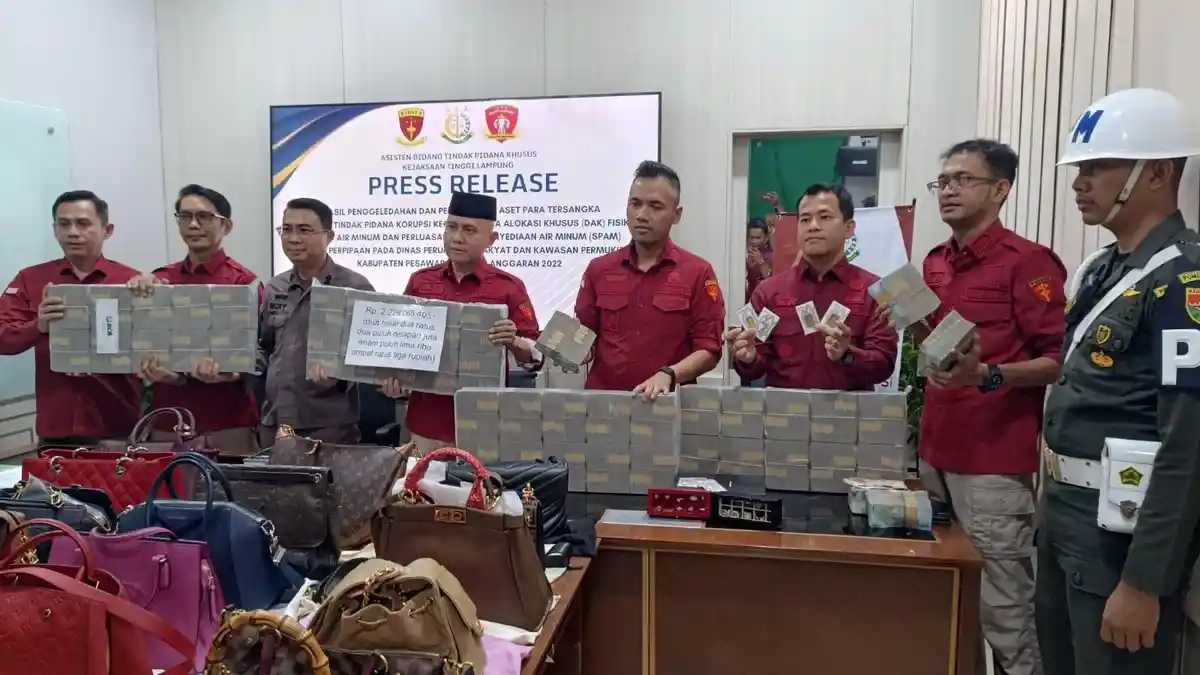 Kejati Lampung Sita Aset Eks Bupati Pesawaran Dendi Ramadhona Senilai Rp452 Miliar Ada Harley Davidson hingga 40 Tas Mewah
