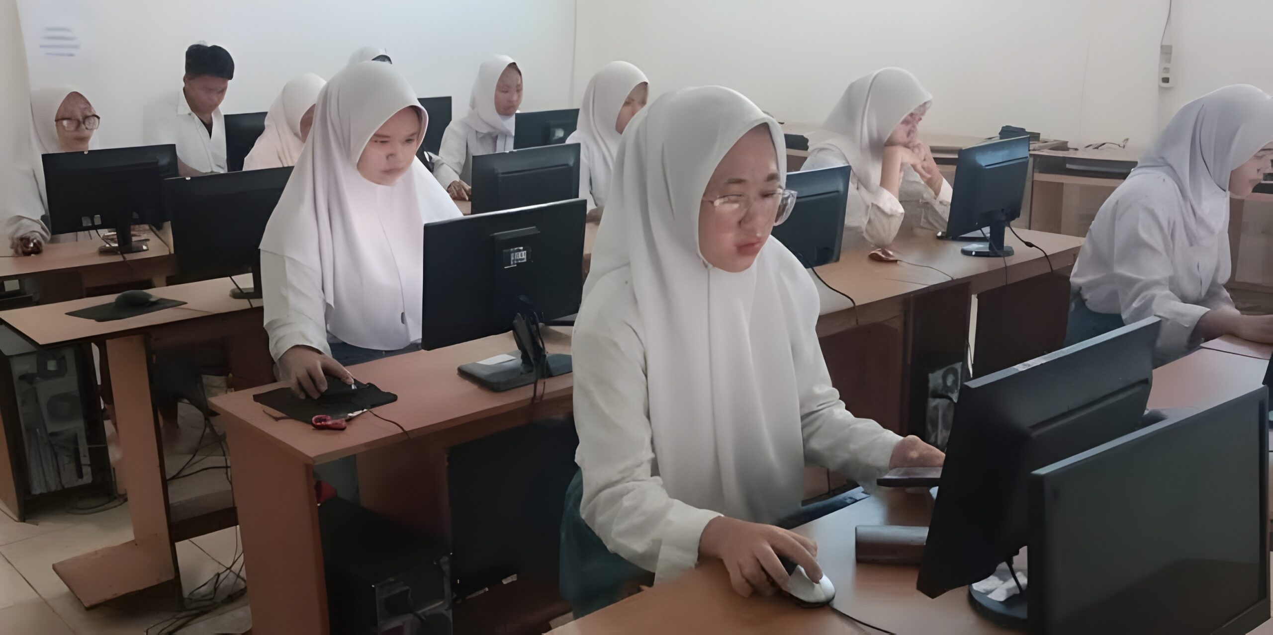 Fasilitas praktik digital dan komputer siswa.