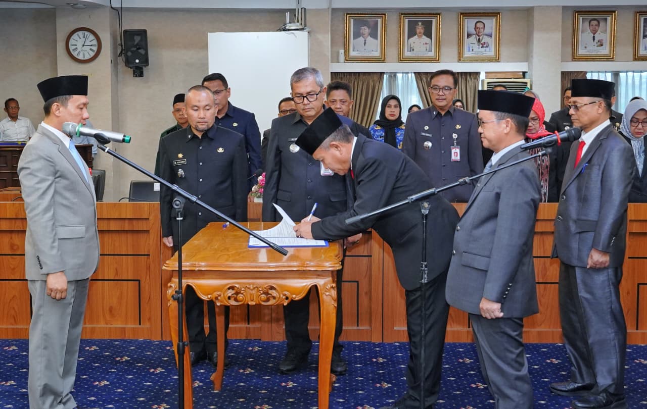 Rotasi Besar-Besaran di Pemprov Lampung! Sekdaprov Marindo Lantik Pejabat Baru, Tegaskan Wajib Jadi Problem Solver 1 Rotasi Besar-Besaran di Pemprov Lampung! Sekdaprov Marindo Lantik Pejabat Baru, Tegaskan Wajib Jadi Problem Solver