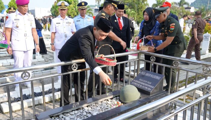 Khidmat di Taman Makam Pahlawan! Sekdaprov Marindo Pimpin Ziarah Peringatan HUT ke-62 Provinsi Lampung