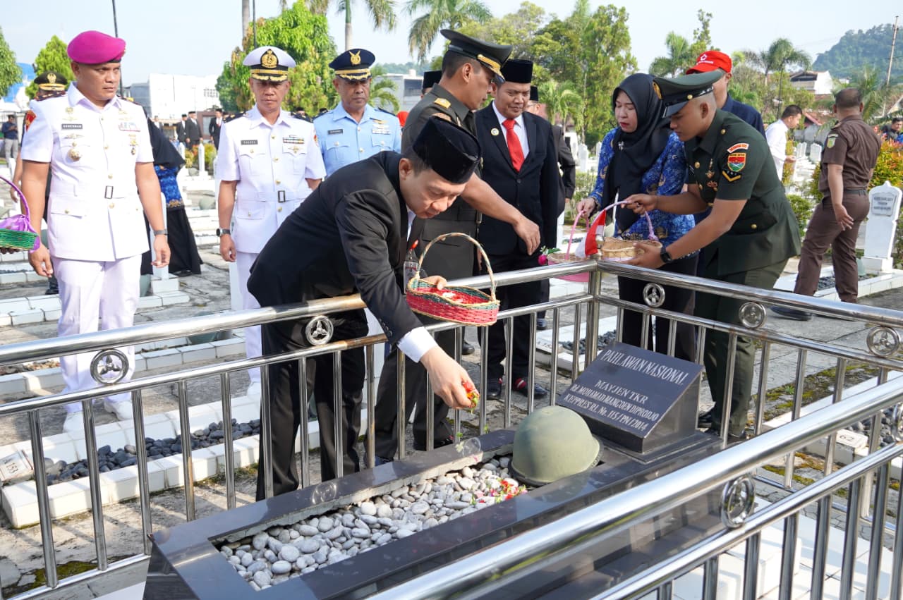 Khidmat di Taman Makam Pahlawan! Sekdaprov Marindo Pimpin Ziarah Peringatan HUT ke-62 Provinsi Lampung 1 Khidmat di Taman Makam Pahlawan! Sekdaprov Marindo Pimpin Ziarah Peringatan HUT ke-62 Provinsi Lampung