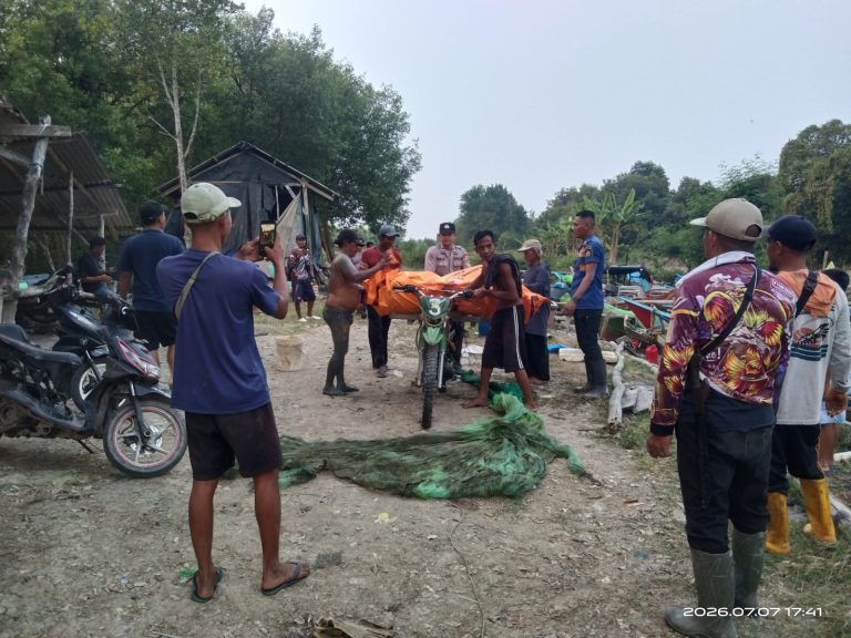 Geger! Nelayan Ketapang Temukan Mayat Pria di Tengah Laut, Damkarmat Lamsel Gerak Cepat Lakukan Evakuasi