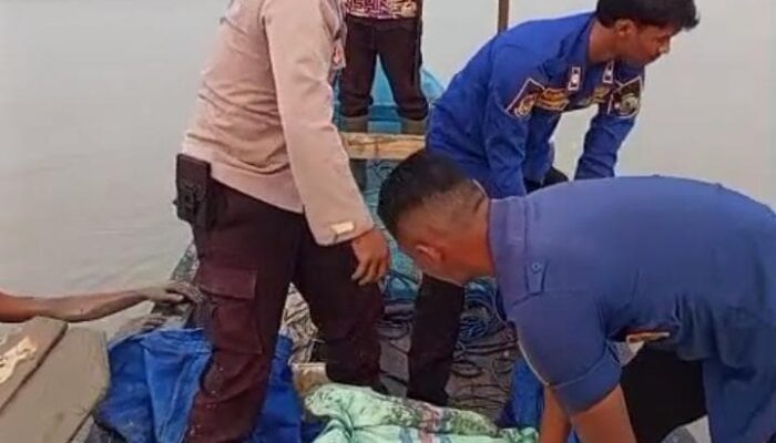 Geger! Nelayan Ketapang Temukan Mayat Pria di Tengah Laut, Damkarmat Lamsel Gerak Cepat Lakukan Evakuasi