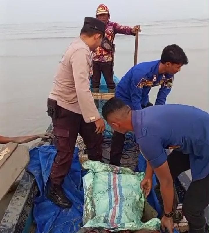 Geger Nelayan Ketapang Temukan Mayat Pria di Tengah Laut Damkarmat Lamsel Gerak Cepat Lakukan Evakuasi