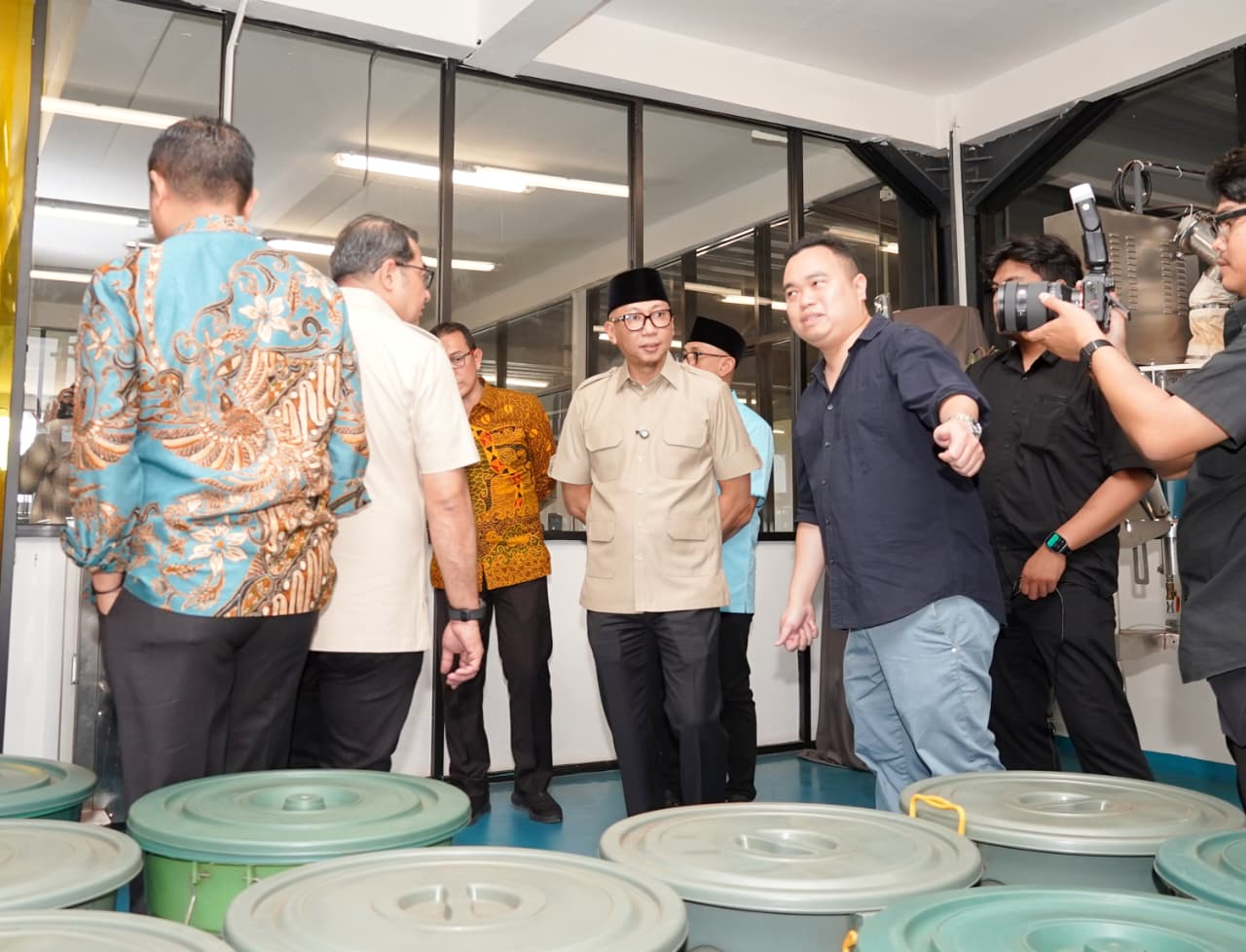 Hilirisasi Jadi Kunci, Gubernur Mirza dan Menekraf Dorong UMKM Ekraf Lampung Tembus Pasar Global 1 Hilirisasi Jadi Kunci, Gubernur Mirza dan Menekraf Dorong UMKM Ekraf Lampung Tembus Pasar Global