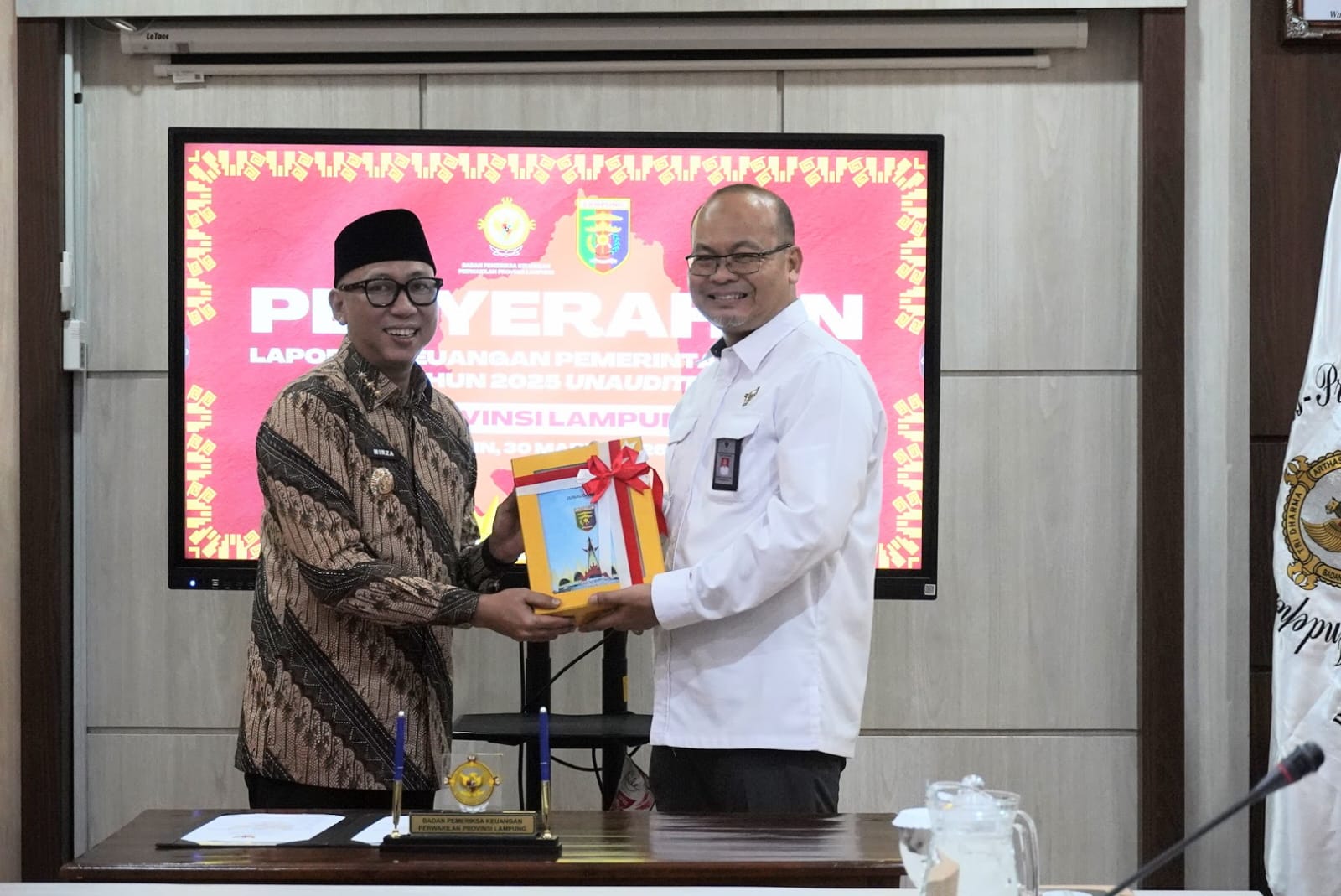 Cetak Rekor Tercepat! Serahkan LKPD ke BPK, Gubernur Mirza: Setiap Rupiah Uang Rakyat Harus Jelas 1 Cetak Rekor Tercepat! Serahkan LKPD ke BPK, Gubernur Mirza: Setiap Rupiah Uang Rakyat Harus Jelas