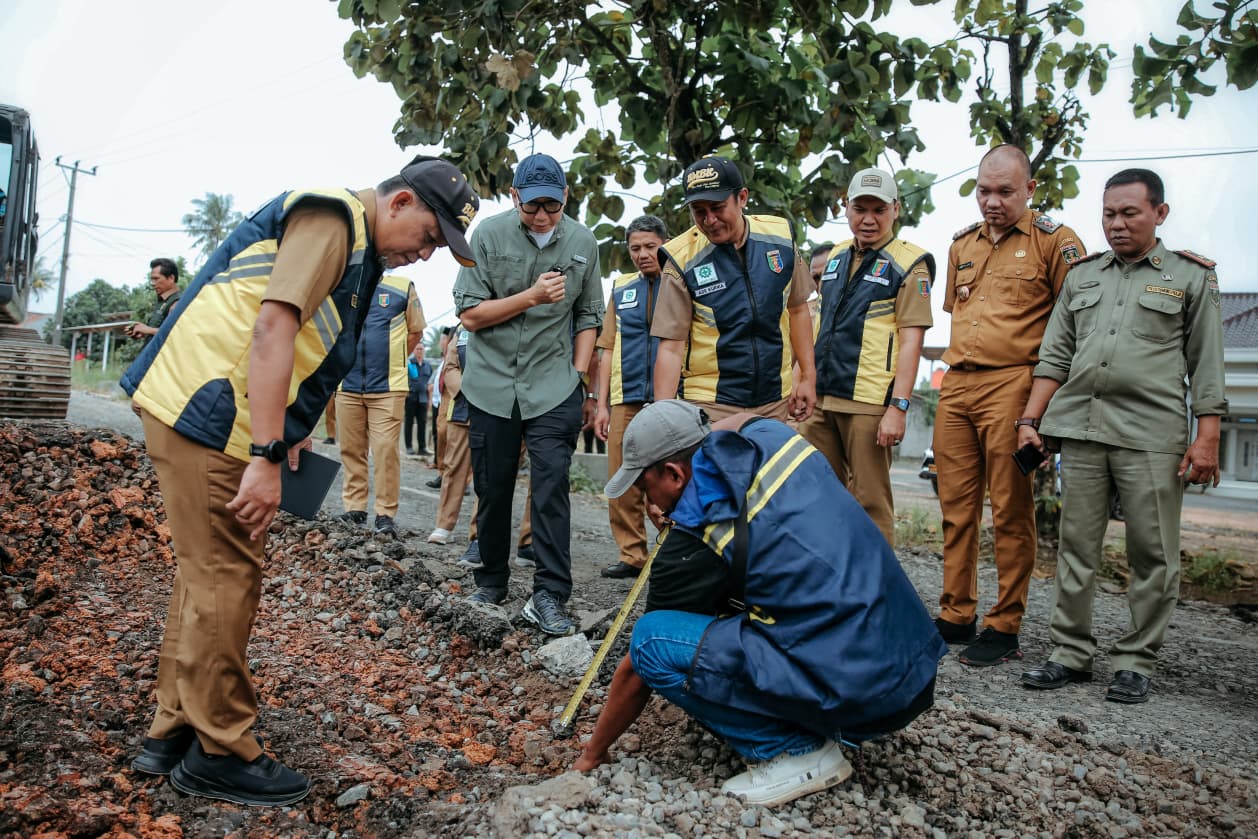 Jalan Kapasitas 8 Ton Dihajar Truk 40 Ton! Gubernur Mirza Kebut Perbaikan Jalur Tol Gunung Batin–Daya Murni 1 Jalan Kapasitas 8 Ton Dihajar Truk 40 Ton! Gubernur Mirza Kebut Perbaikan Jalur Tol Gunung Batin–Daya Murni